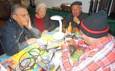 Repair-Cafe - generationen-übergreifenden Zusammenarbeit von jungen und alten Menschen.