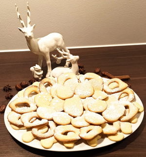 Kekse auf Teller mit Hirsch