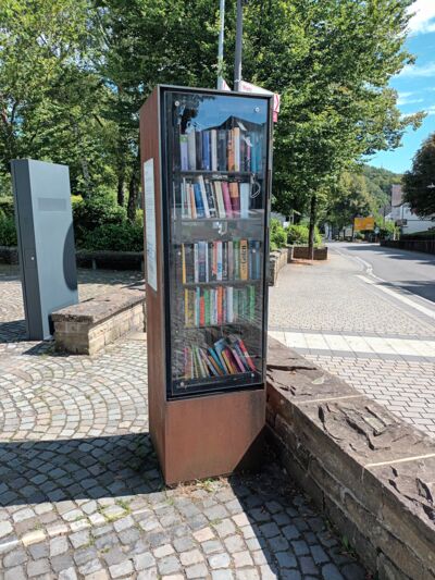 Bücherschrank Much